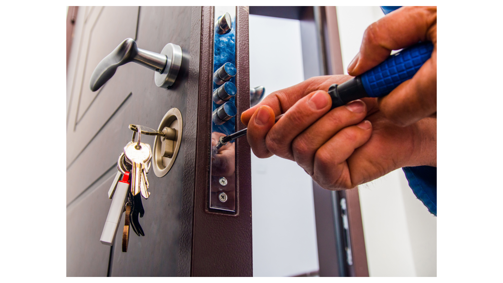 Serrurier installant un cylindre de porte