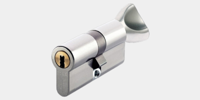 Serrure à larder avec un cylindre à bouton européen