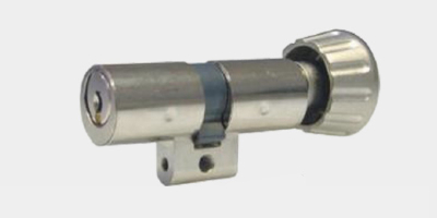 Serrure à larder avec un cylindre à boutone monobloc