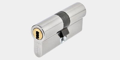 Serrure à larder avec un cylindre double entrées européen