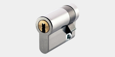 Serrure à larder avec un demi-cylindre européen